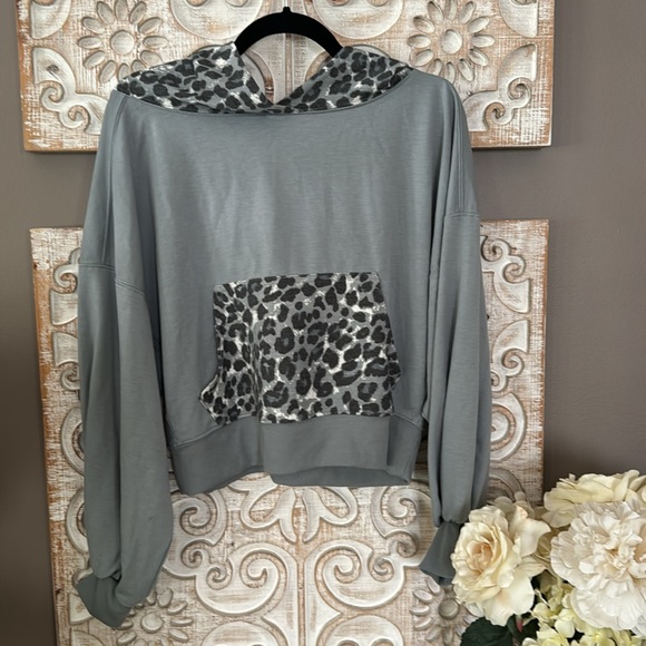 ZENANA | Leopard Sweater Hoodie Women’s Medium - Picture 2 of 10